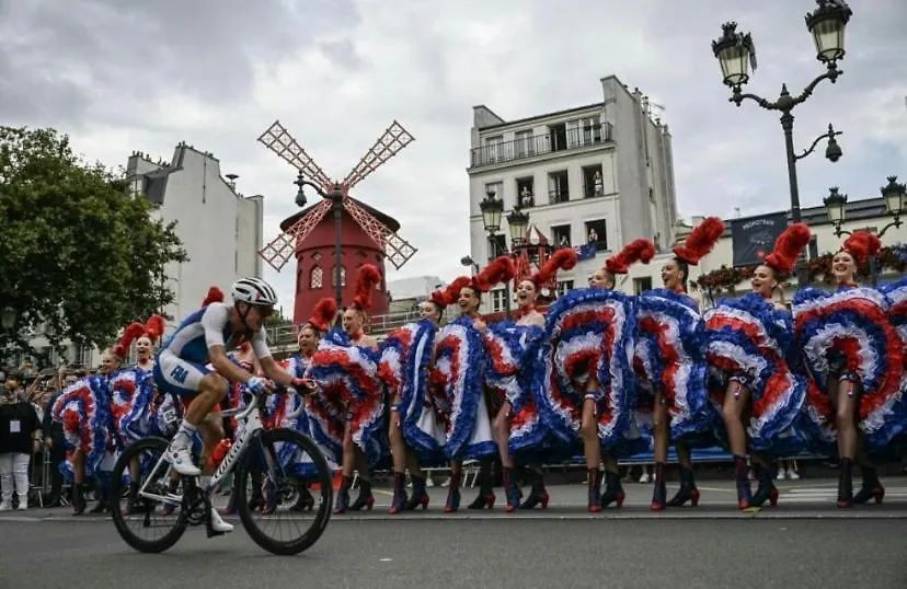 8 Place Du Tertre Paris France